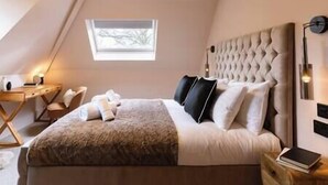 A bedroom with a large bed, a desk, and a window. - Longshaw Loft - Family 3 Bed Apt WiFi & Parking (Buxton)