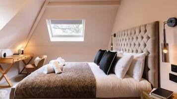 3 makuuhuonetta, työpöytä, silitysrauta/-lauta, vauvan matkasänky