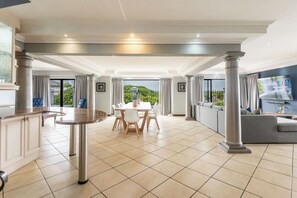 Villa, 4 Bedrooms, Smoking, Private Pool | Ruang makan