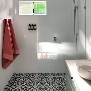 Douche, sèche-cheveux, serviettes fournies, savon