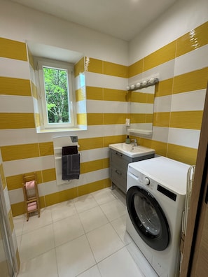 Dusche, Haartrockner, Handtücher, Seife
