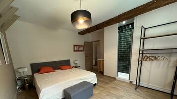 3 slaapkamers, een strijkplank/strijkijzer, reisbedje, gratis wifi