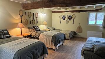 3 slaapkamers, een strijkplank/strijkijzer, reisbedje, gratis wifi