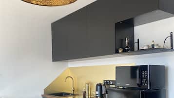 Een koelkast, een microgolfoven, een oven, een kookplaat