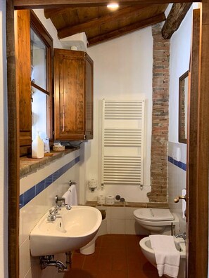 Shower, hair dryer, bidet, towels - Capriata- T5 (Grassina)