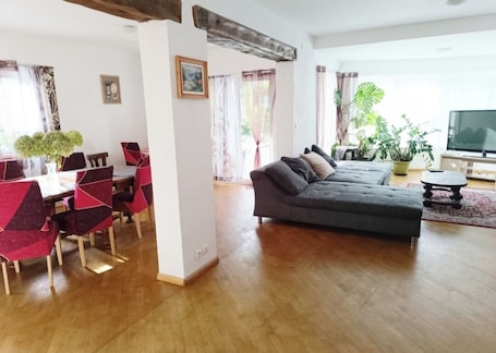 TV, table football, books. Très Grande Appartement à la Frontière Suisse