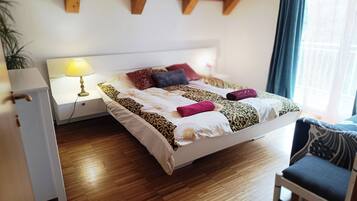3 slaapkamers, een strijkplank/strijkijzer, reisbedje, gratis wifi