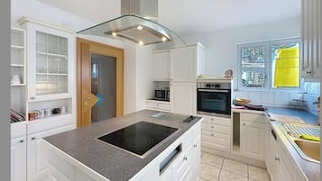 Kühlschrank, Mikrowelle, Ofen, Geschirrspüler