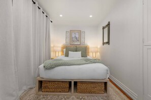 Escritorio, tabla de planchar con plancha, wifi y ropa de cama 
