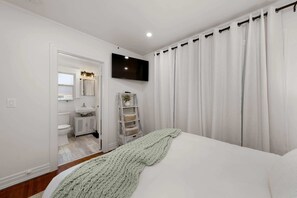 2 Schlafzimmer, Schreibtisch, Bügeleisen/Bügelbrett, Reisekinderbett