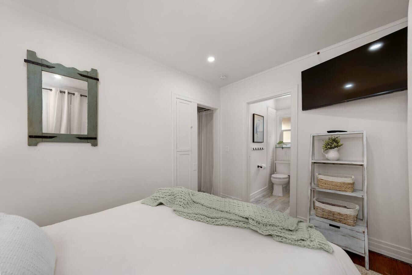2 bedrooms, desk, iron/ironing board, WiFi
