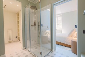 Een douche, een haardroger, handdoeken