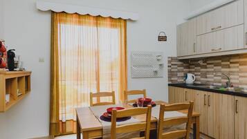 1 bedroom, desk