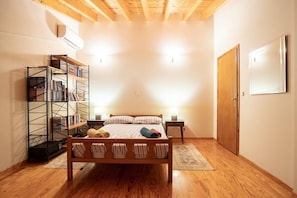 House | 5 bedrooms, desk