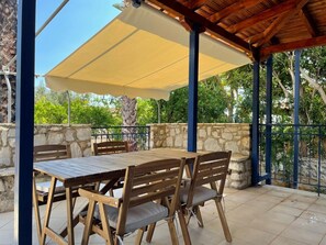 2 bedrooms, desk - Maisonette With Palms (West Mani)
