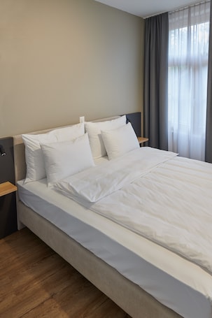 Camera Comfort con letto matrimoniale o 2 letti singoli | Una scrivania, Wi-Fi gratuito, lenzuola. Hotel Jäger Jeuss - Murten - Self-Check-in