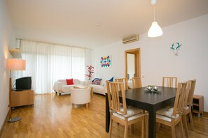 Dining - Discover the perfect blend of comfort and convenience in our chic 4-bedroom apartment (Barcelona)