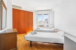 4 Schlafzimmer, Schreibtisch, Bügeleisen/Bügelbrett, kostenloses WLAN
