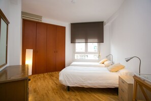 4 bedrooms, desk, iron/ironing board, free WiFi - Discover the perfect blend of comfort and convenience in our chic 4-bedroom apartment (Barcelona)