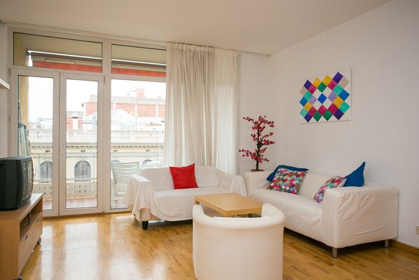 TV - Discover the perfect blend of comfort and convenience in our chic 4-bedroom apartment (Barcelona)