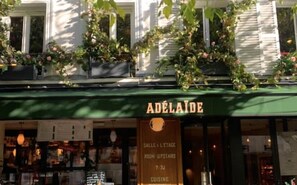 Exterior detail - Appartement de 3 Pièces sur Charmante Place Montmartre (Paris)