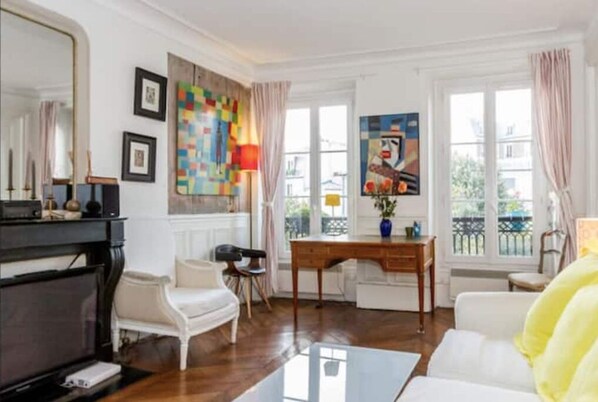 TV - Appartement de 3 Pièces sur Charmante Place Montmartre (Paris)