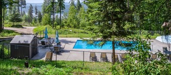 Spend Summer in Whitefish! Stunning Ptarmigan home! Communal Pool! Community Hot Tub!