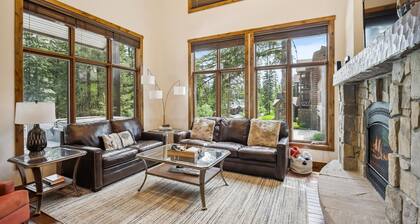 Big Mountain Ski-in/out Townhouse! Private Hot Tub!