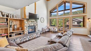 Télévision, cheminée