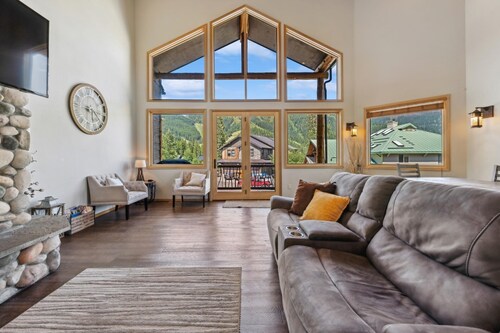 Ski-in/Ski-Out Home on Big Mountain! Private Hot Tub!