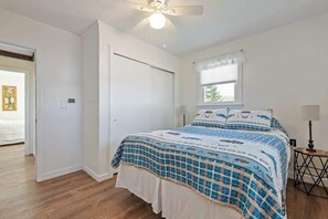 4 bedrooms, iron/ironing board, WiFi, bed sheets