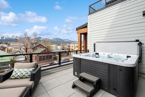 Outdoor spa tub - Festive Season! Penthouse Condo in Downtown Whitefish! Close to Whitefish River! (Whitefish)