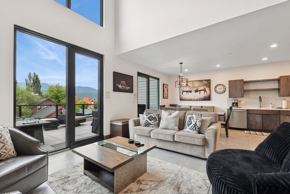 Smart TV, fireplace - Festive Season! Penthouse Condo in Downtown Whitefish! Close to Whitefish River! (Whitefish)