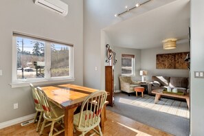 Een smart-tv en een open haard