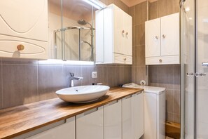 Dusche, Haartrockner, Handtücher, Seife