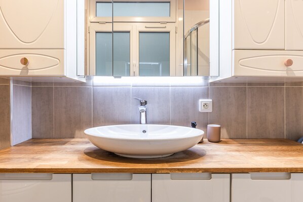 Dusche, Haartrockner, Handtücher, Seife