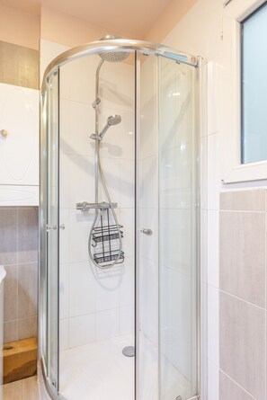Dusche, Haartrockner, Handtücher, Seife
