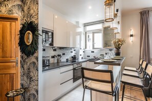 Fridge, microwave, oven, stovetop - Hedonist House - Cosy & Design apartment 4 guests - Eiffel Tower (Paris)