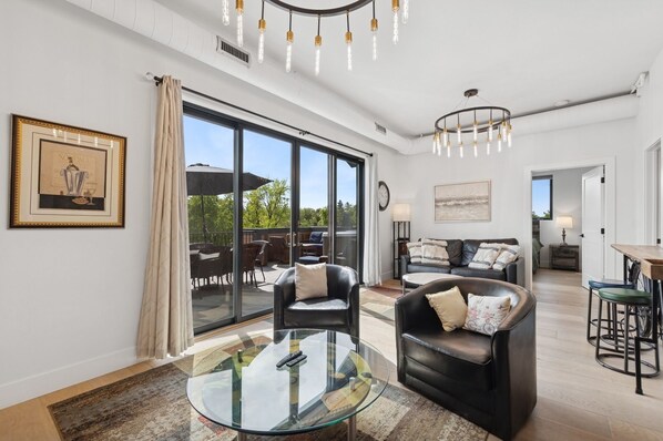 Smart TV, fireplace - Book a Holiday Getaway Today! Luxury Penthouse in downtown Whitefish! (Whitefish)