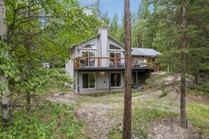 Exterior - Book a Holiday Stay! Luxury! Stunning Home with Amazing Views and Hot Tub! (Whitefish)