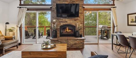 Een televisie en een open haard