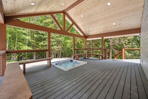 Outdoor spa tub - Book a Holiday Stay! Luxury! Stunning Home with Amazing Views and Hot Tub! (Whitefish)