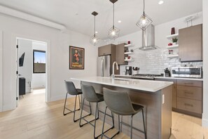 Geladeira, micro-ondas, fogão, cooktop