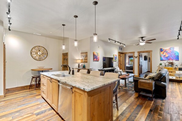 Interior - Book a Holiday Stay! Downtown Whitefish Condo!! Walking Distance to Shops! (Whitefish)