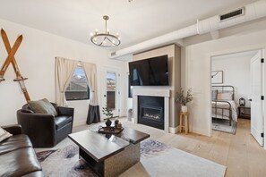 Smart TV, fireplace - Book for Holidays! Pet-Friendly Condo in Downtown Whitefish! Nearby Shops! (Whitefish)