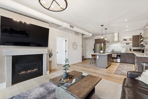 Smart TV, fireplace
