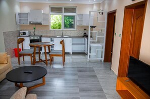 Deluxe-Doppelzimmer | Wohnbereich | Fernseher