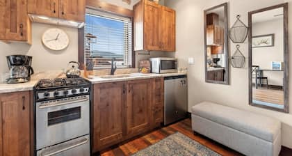 Festive Availability! Beautiful Studio in the Heart of Downtown Whitefish! Walk to all the fun!