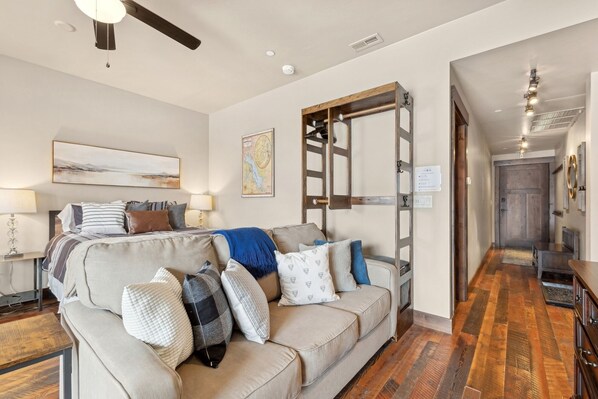 Interior - Book for Festive! Beautiful Studio in the Heart of Downtown Whitefish! (Whitefish)