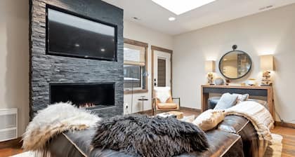 Book Now for Holidays! Penthouse in downtown, Elevator, covered parking & close to the downtown